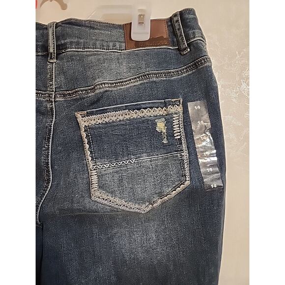 Maurices Skinny Boyfriend Jeans Denim Flex sz 14 Ultimate Comfort Embroidered - Picture 8 of 10